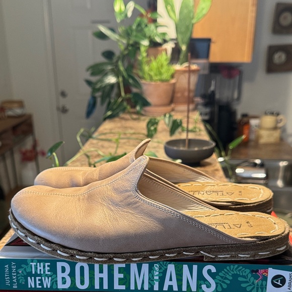 Atlantis (Etsy Maker) Soft Beige Leather Mules 7.5 - Picture 3 of 5